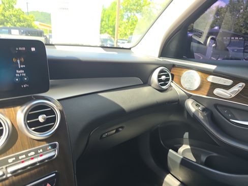 Used 2020 Mercedes-Benz GLC 300 4MATIC image 25