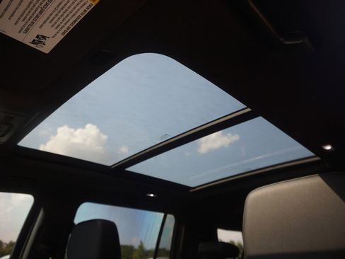 Used 2023 Chevrolet Suburban Z71 w/ Luxury Package image 15