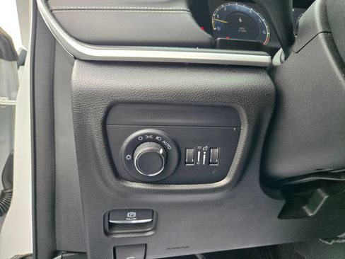 Used 2023 Jeep Grand Cherokee Laredo w/ Luxury Tech Group I AWD/4WD image 16