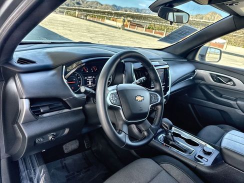 Used 2023 Chevrolet Traverse LT image 2