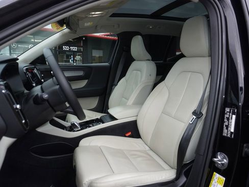 Used 2023 Volvo XC40 B5 Plus image 22