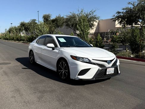 Used 2020 Toyota Camry SE w/ Carpet Mat Package FWD image 4