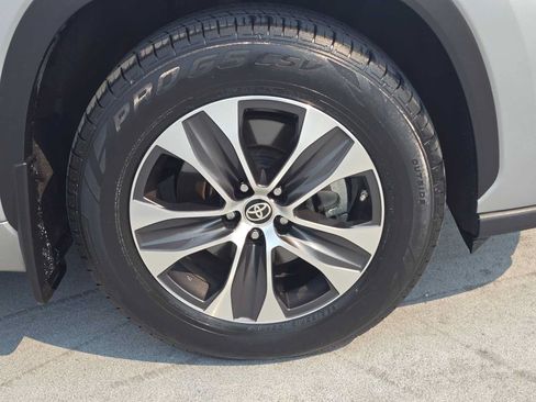 Certified 2020 Toyota Highlander XLE AWD/4WD image 9