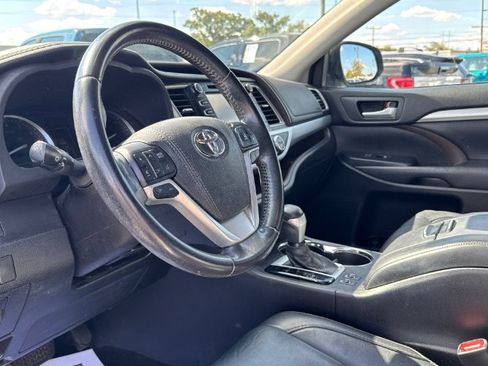 Used 2017 Toyota Highlander XLE AWD/4WD image 16
