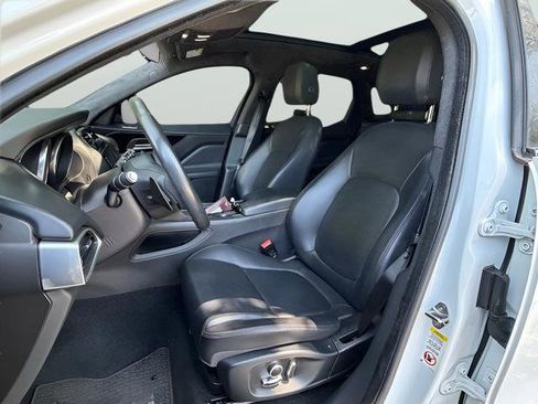 Used 2020 Jaguar F-PACE Premium image 15