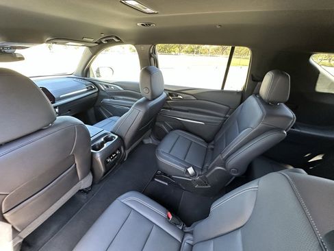 Used 2025 Chevrolet Traverse LT image 19