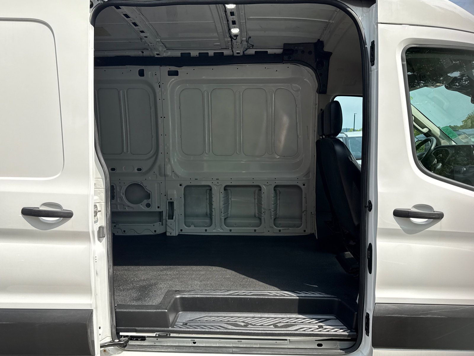 Used 2023 Ford Transit 250 Medium Roof AWD image 21