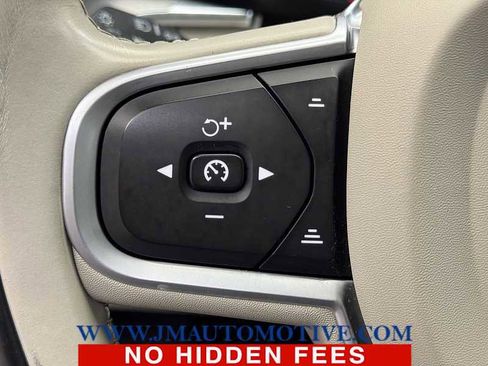 Used 2019 Volvo XC60 T5 Momentum w/ Multimedia Package image 37