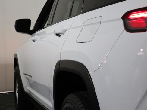 Used 2023 Jeep Grand Cherokee Laredo RWD image 10