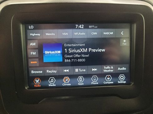 Used 2021 Jeep Renegade Latitude FWD image 25