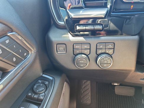 Used 2024 Chevrolet Silverado 2500 High Country w/ High Country Premium Package AWD/4WD image 25