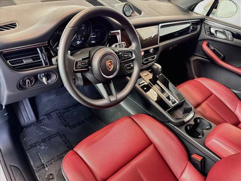 Certified 2025 Porsche Macan Turbo AWD/4WD image 4