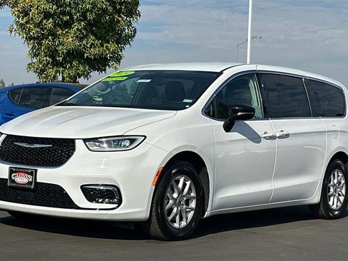 Used 2024 Chrysler Pacifica Touring-L image 8