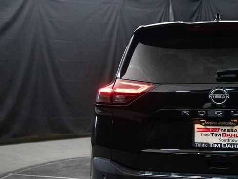 Used 2023 Nissan Rogue SV image 12
