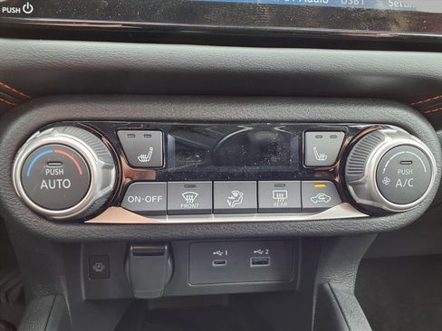 New 2025 Nissan Versa SR w/ Trunk Package FWD image 8