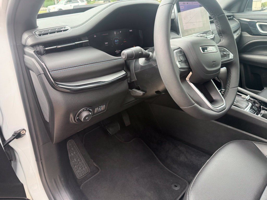 Used 2025 Jeep Compass Limited w/ High Altitude Package AWD/4WD image 27