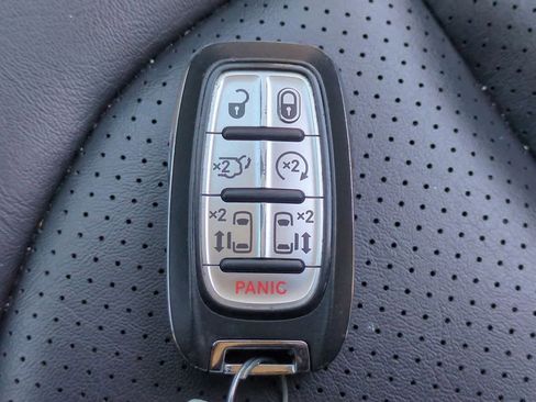 Used 2023 Chrysler Pacifica Touring-L image 34
