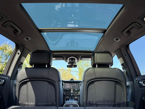 Used 2025 Porsche Macan AWD/4WD image 36