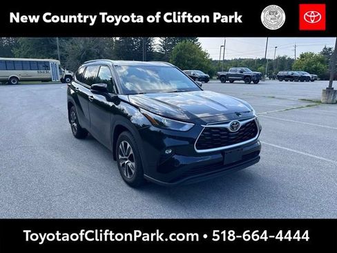 Used 2022 Toyota Highlander XLE AWD/4WD image 1