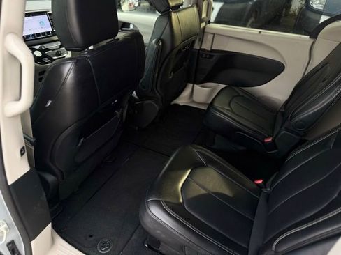 Certified 2024 Chrysler Pacifica Touring-L image 20