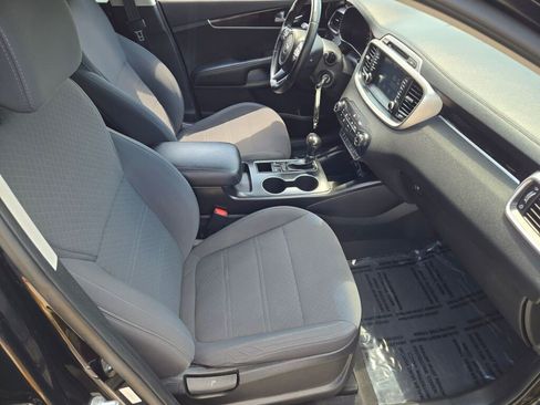 Used 2017 Kia Sorento LX w/ LX Convenience Package image 5