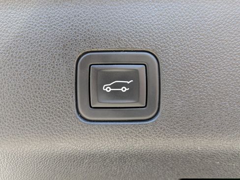 Used 2023 Chevrolet Suburban Premier image 13