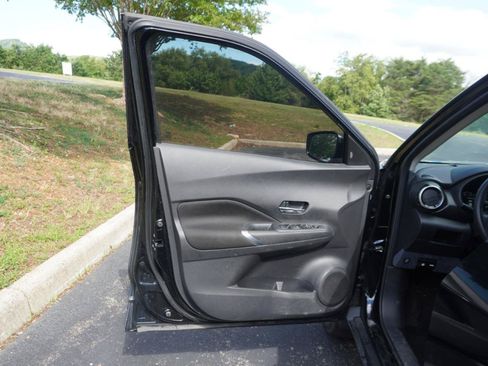 Used 2022 Nissan Kicks SV w/ Interior Electronics Package FWD image 11