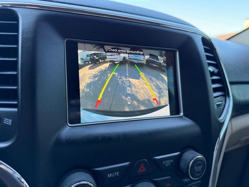 Used 2020 Jeep Grand Cherokee Laredo image 34