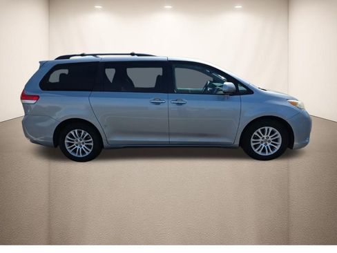 Used 2012 Toyota Sienna XLE w/ XLE Navigation Pkg image 2