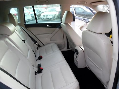 Used 2012 Volkswagen Tiguan SE image 19