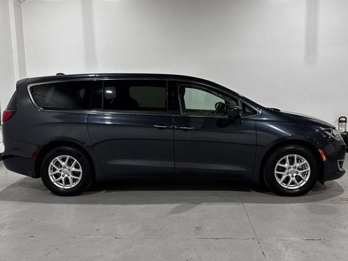 Used 2020 Chrysler Pacifica Touring w/ Advanced Safetytec Group FWD image 22