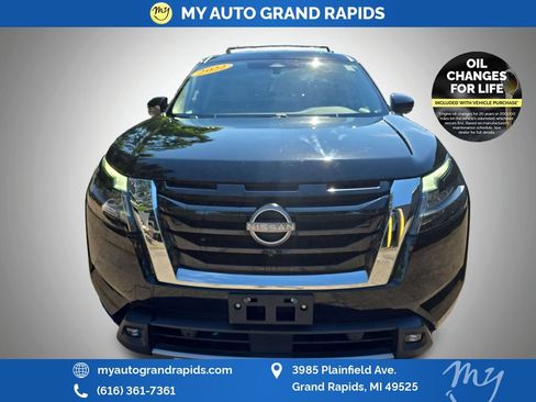 Used 2022 Nissan Pathfinder SL AWD/4WD image 2