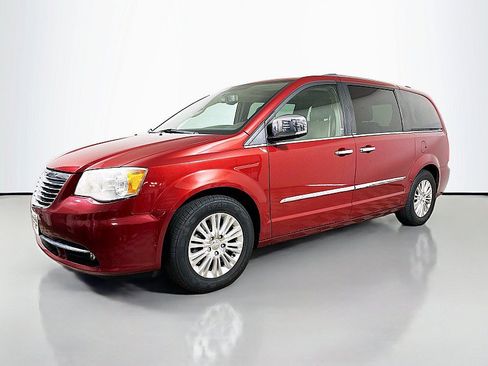 Used 2013 Chrysler Town & Country Limited w/ Luxury Group FWD image 3