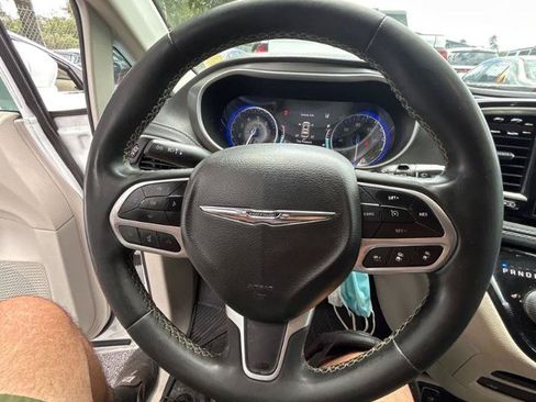 Used 2022 Chrysler Pacifica Touring-L w/ Uconnect Theater Family Group FWD image 18
