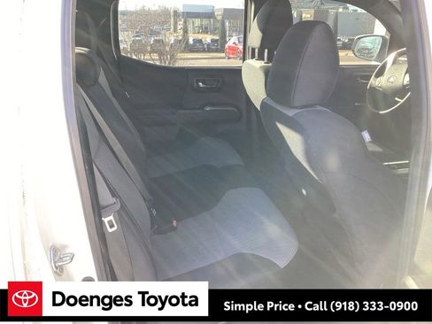 Used 2022 Toyota Tacoma TRD Sport image 12