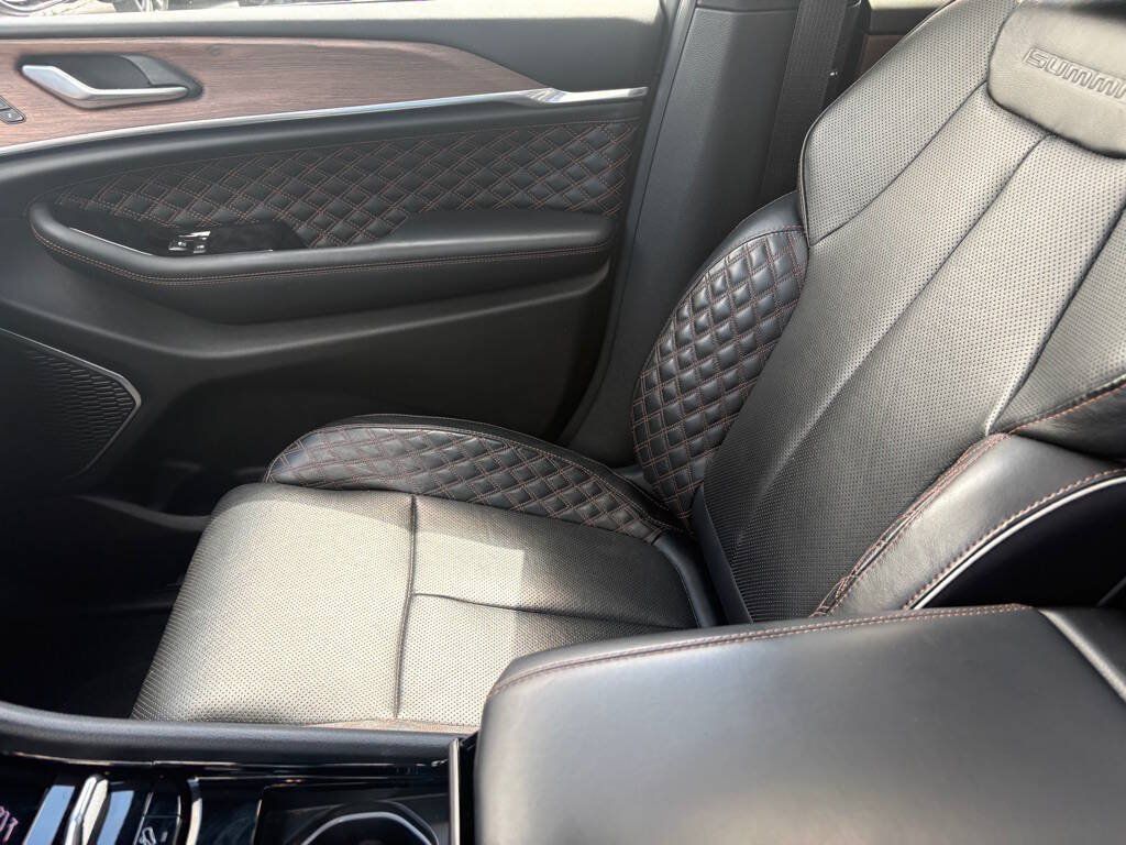 Used 2022 Jeep Grand Cherokee Summit w/ Advanced Protech Group IV AWD/4WD image 16