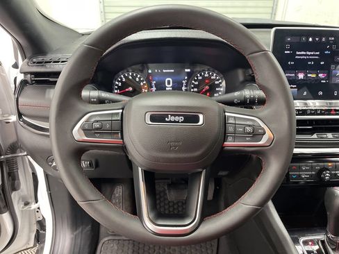 Used 2025 Jeep Compass Trailhawk AWD/4WD image 17