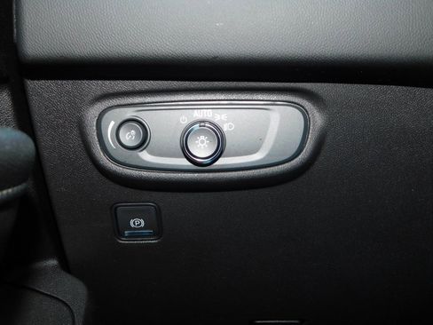 Used 2023 GMC Terrain SLE w/ Driver Convenience Package image 27