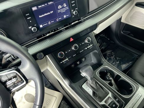 Used 2023 Kia Carnival LX FWD image 22