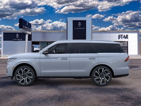 New 2026 Lincoln Navigator Reserve AWD/4WD image 3