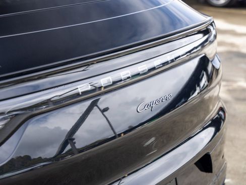 Certified 2023 Porsche Cayenne Platinum Edition w/ Performance Package image 19