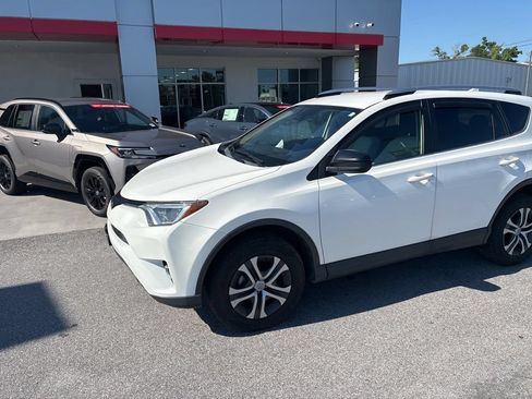 Used 2018 Toyota RAV4 LE FWD image 8