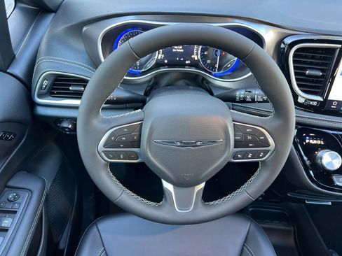 New 2026 Chrysler Pacifica Select image 14