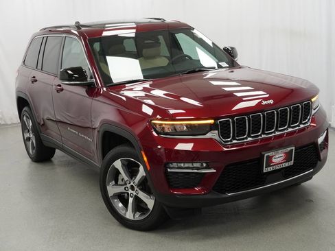 Certified 2025 Jeep Grand Cherokee Limited AWD/4WD image 9