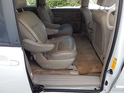 Used 2005 Toyota Sienna XLE Limited image 34