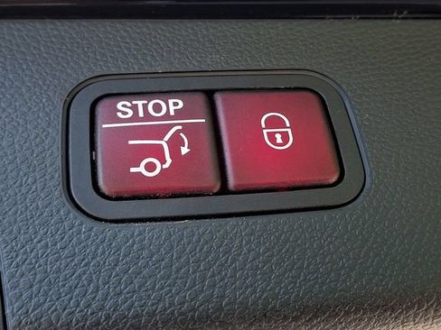 Used 2018 Mercedes-Benz GLC 300 4MATIC image 31