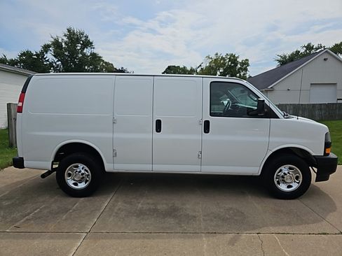 Used 2019 Chevrolet Express 2500 RWD image 5
