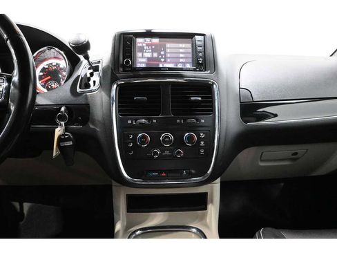 Used 2017 Dodge Grand Caravan SXT FWD image 24