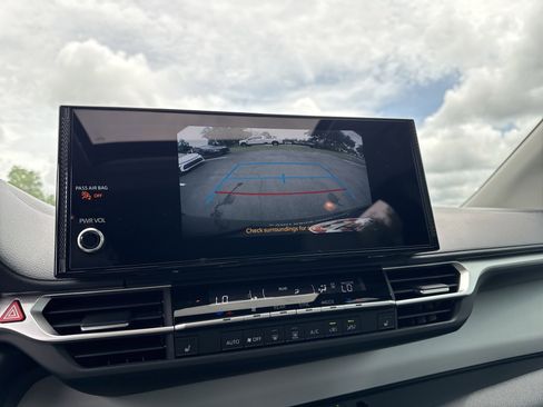 Used 2025 Toyota Sienna XLE FWD image 21
