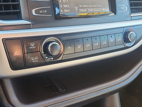 Used 2019 Toyota Highlander LE image 16